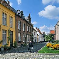 Smalle straatjes in het begijnhof van Lier, België
